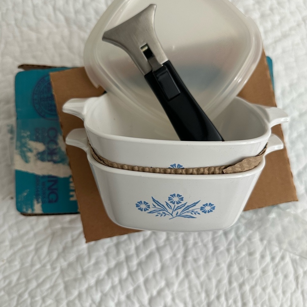 Blue Cornflower Corningware White Dish Set (2, 2 3/4 c with lids)in Original box - Picture 3 of 4